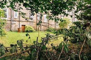 Stylish 3 Bedroom Apartment Near Hollyrood Park