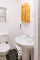 Stylish 3 Bedroom Apartment Near Hollyrood Park