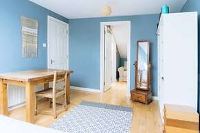 Stylish 3 Bedroom Apartment Near Hollyrood Park