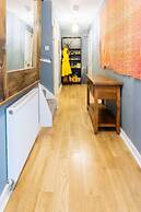 Stylish 3 Bedroom Apartment Near Hollyrood Park