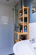 Stylish 3 Bedroom Apartment Near Hollyrood Park