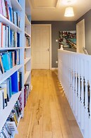 Stylish 3 Bedroom Apartment Near Hollyrood Park