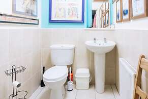 Stylish 3 Bedroom Apartment Near Hollyrood Park