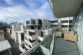 Stylish 2 Bedroom Apartment in Port Melbourne With City Views