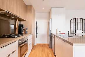 Stylish 2 Bedroom Apartment in Port Melbourne With City Views