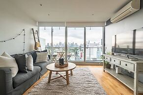 Stylish 2 Bedroom Apartment in Port Melbourne With City Views