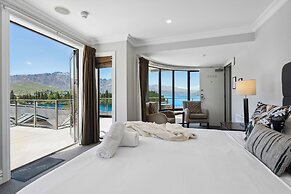 SPACIOUS UNIT WITH VIEWS AND BALCONY