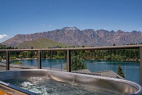 SPACIOUS UNIT WITH VIEWS AND BALCONY