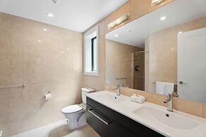 SPACIOUS UNIT WITH VIEWS AND BALCONY