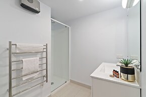 LAKESIDE LIVING - MODERN 2-BEDROOM APARTMENT