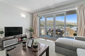 LAKESIDE LIVING - MODERN 2-BEDROOM APARTMENT