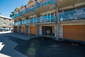 LAKESIDE LIVING - MODERN 2-BEDROOM APARTMENT