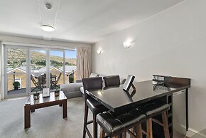 LAKESIDE LIVING - MODERN 2-BEDROOM APARTMENT