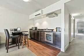 LAKESIDE LIVING - MODERN 2-BEDROOM APARTMENT