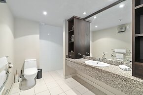 LAKESIDE LIVING - MODERN 2-BEDROOM APARTMENT