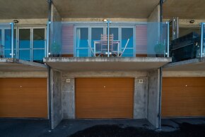 LAKESIDE LIVING - MODERN 2-BEDROOM APARTMENT