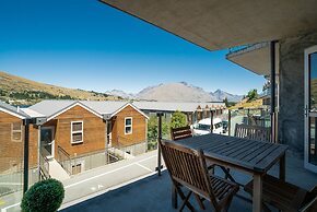 LAKESIDE LIVING - MODERN 2-BEDROOM APARTMENT