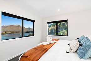 A LUCKIE CHARM - 5-BEDROOM TOWNHOUSE