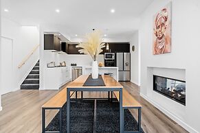 A LUCKIE CHARM - 8 BEDROOM TOWNHOUSE