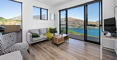 A LUCKIE CHARM - 8 BEDROOM TOWNHOUSE