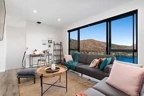 A LUCKIE CHARM - 8 BEDROOM TOWNHOUSE