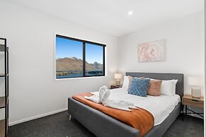 A LUCKIE CHARM - 8 BEDROOM TOWNHOUSE