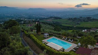 Tuscan Fizz Villa a Vineyards Retreat