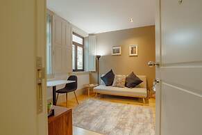 Legacy Oporto Design Apartment A by Vacationy
