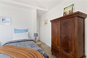 CBD Spacious 3 Storey Terrace House