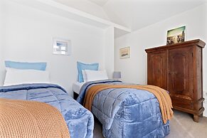 CBD Spacious 3 Storey Terrace House