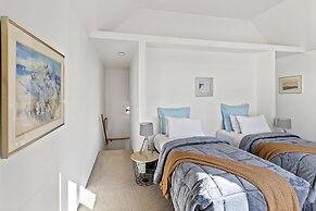 CBD Spacious 3 Storey Terrace House