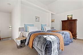 CBD Spacious 3 Storey Terrace House