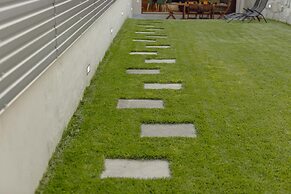 Legacy Oporto Premium Apartment B by Vacationy