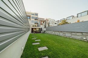 Legacy Oporto Premium Apartment B by Vacationy