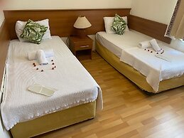 Felicity Hotel & Bungalows