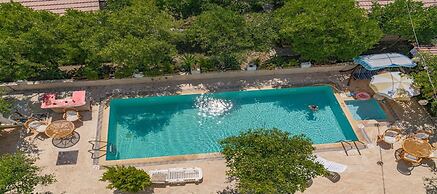 Felicity Hotel & Bungalows