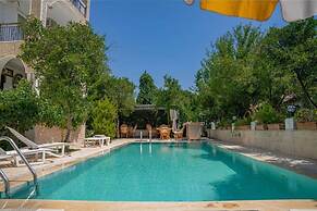 Felicity Hotel & Bungalows