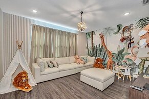 10 Bed Home Movie Theater Room, Pool, Spa Games 10 Bedroom Villa by Re