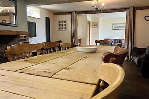 The Holmes Barn - Sleeps 16 - Pet Friendly