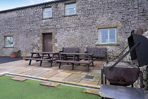 The Holmes Barn - Sleeps 16 - Pet Friendly