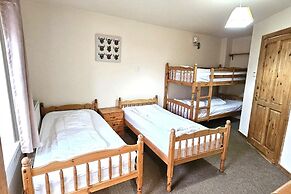 The Holmes Barn - Sleeps 16 - Pet Friendly