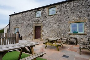 The Holmes Barn - Sleeps 16 - Peak District