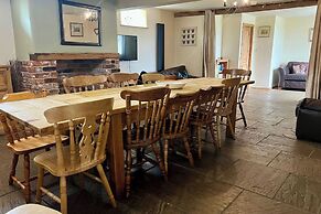 The Holmes Barn - Sleeps 16 - Pet Friendly