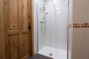 The Holmes Barn - Sleeps 16 - Peak District