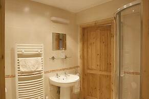 The Holmes Barn - Sleeps 16 - Pet Friendly