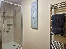 The Holmes Barn - Sleeps 16 - Pet Friendly