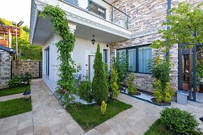 Poison Garden Suite & SPA