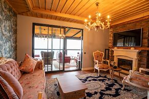 Poison Garden Suite & SPA