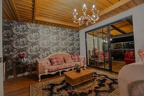 Poison Garden Suite & SPA