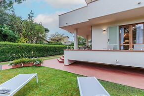 Regina Beach Villa by the Beach in Marina di Piet